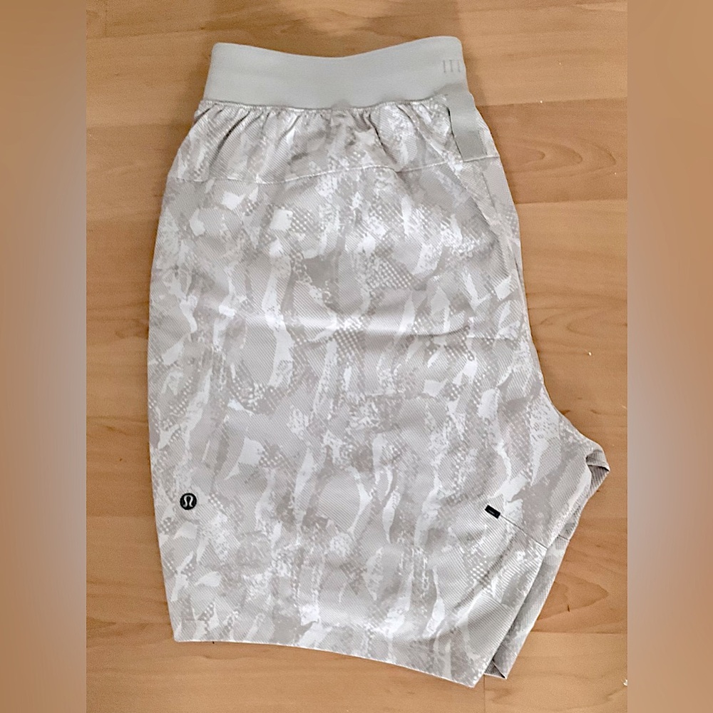 lululemon athletica License To Train Shorts LM7AUKS